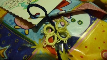 Menovka s frivolitkovanou šnúročkou